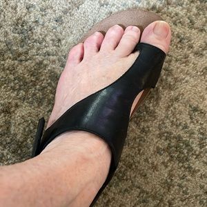 Dansko Black Reece style sandals size 40/US 9.